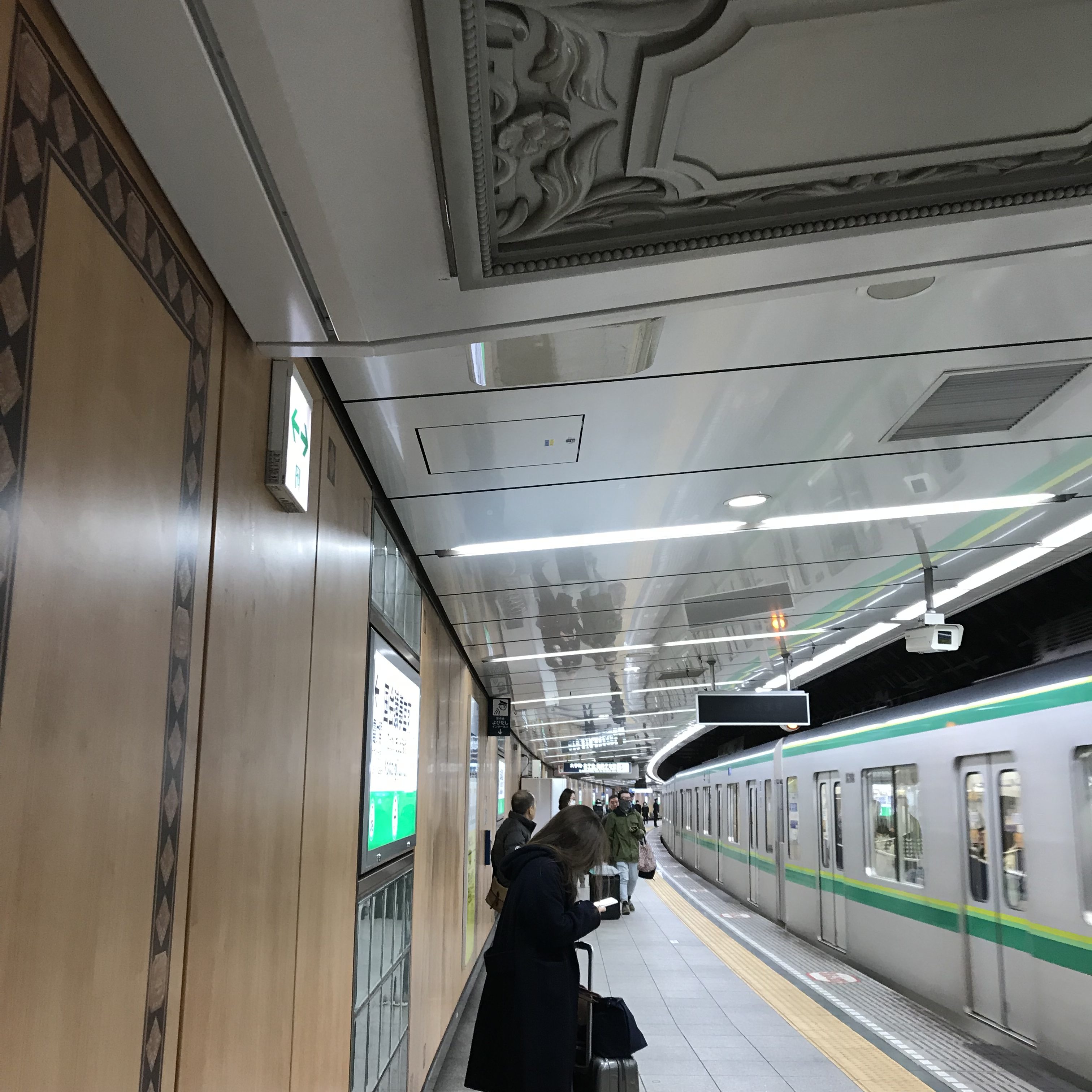 JRはいまだエレベーターがちゃんと備わってない駅が多くて、なんと新宿も！　なのでガラガラキャリーで帰るときは時間かかるけど地下鉄です。